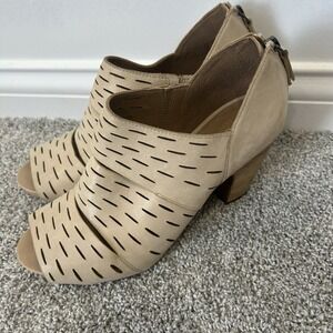 Clarks Okena Posh Beige Tan Brown Leather Heels Shoes Booties - Womens Size US 9